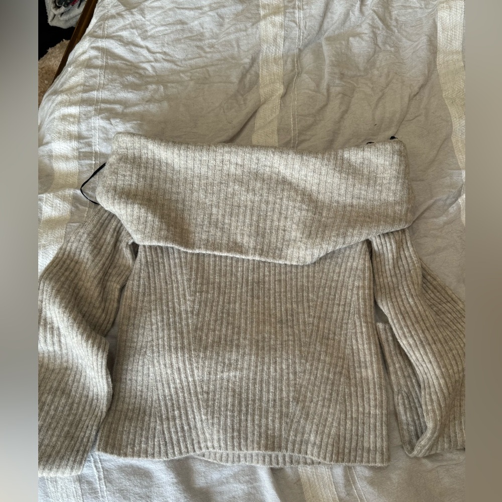 NWT: HM / H&M OFF THE SHOULDER TOP small